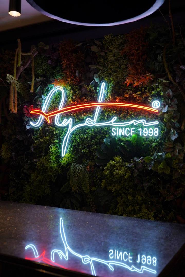 03 Neon